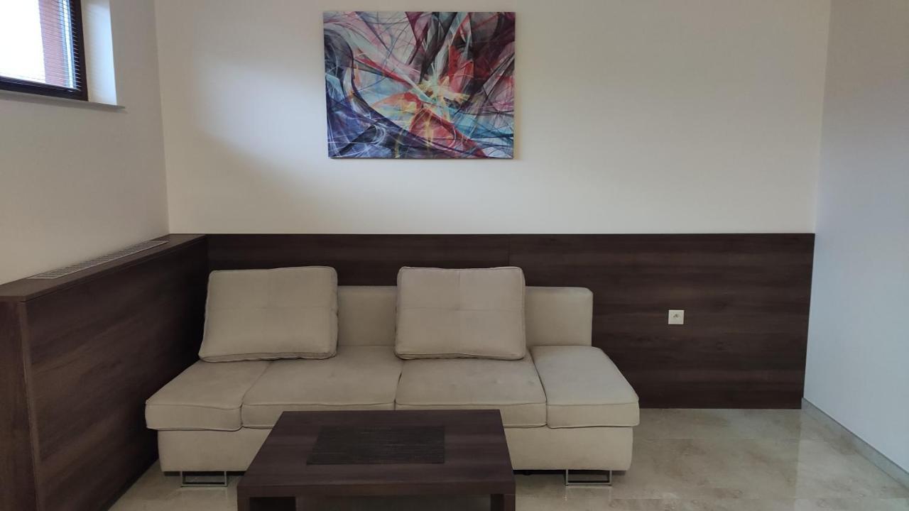 Vila Lexus Velky Meder Luaran gambar
