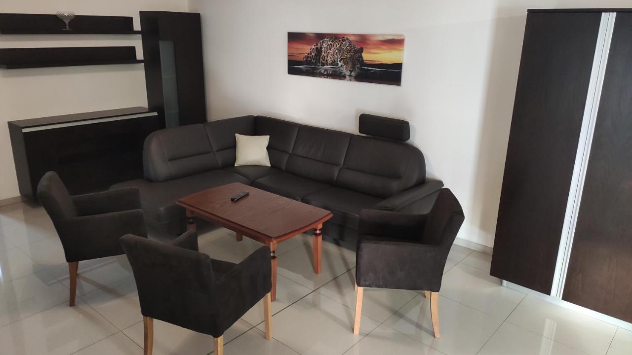 Vila Lexus Velky Meder Luaran gambar