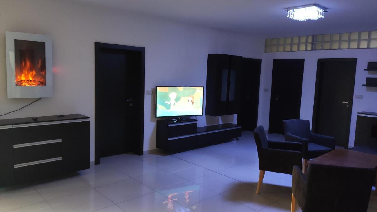 Vila Lexus Velky Meder Luaran gambar