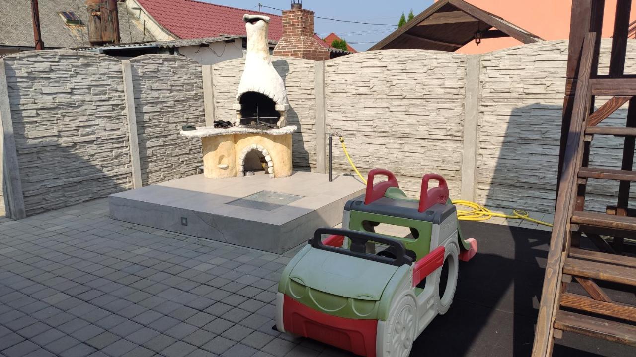 Vila Lexus Velky Meder Luaran gambar