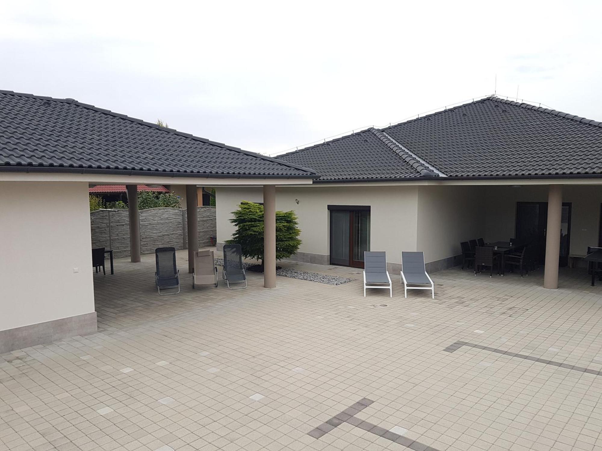 Vila Lexus Velky Meder Luaran gambar