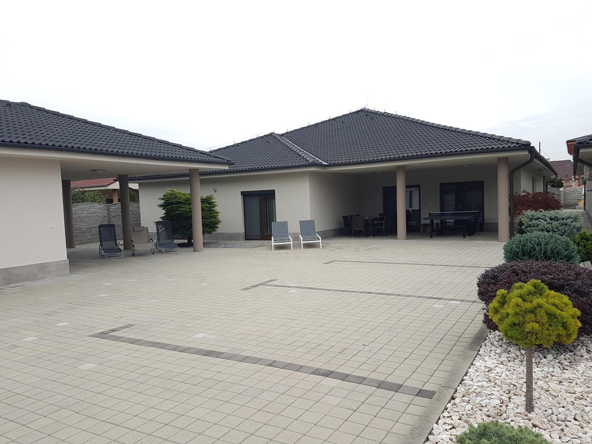 Vila Lexus Velky Meder Luaran gambar