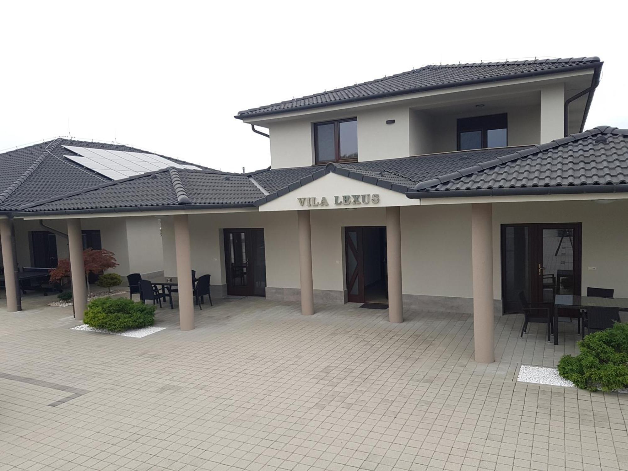 Vila Lexus Velky Meder Luaran gambar