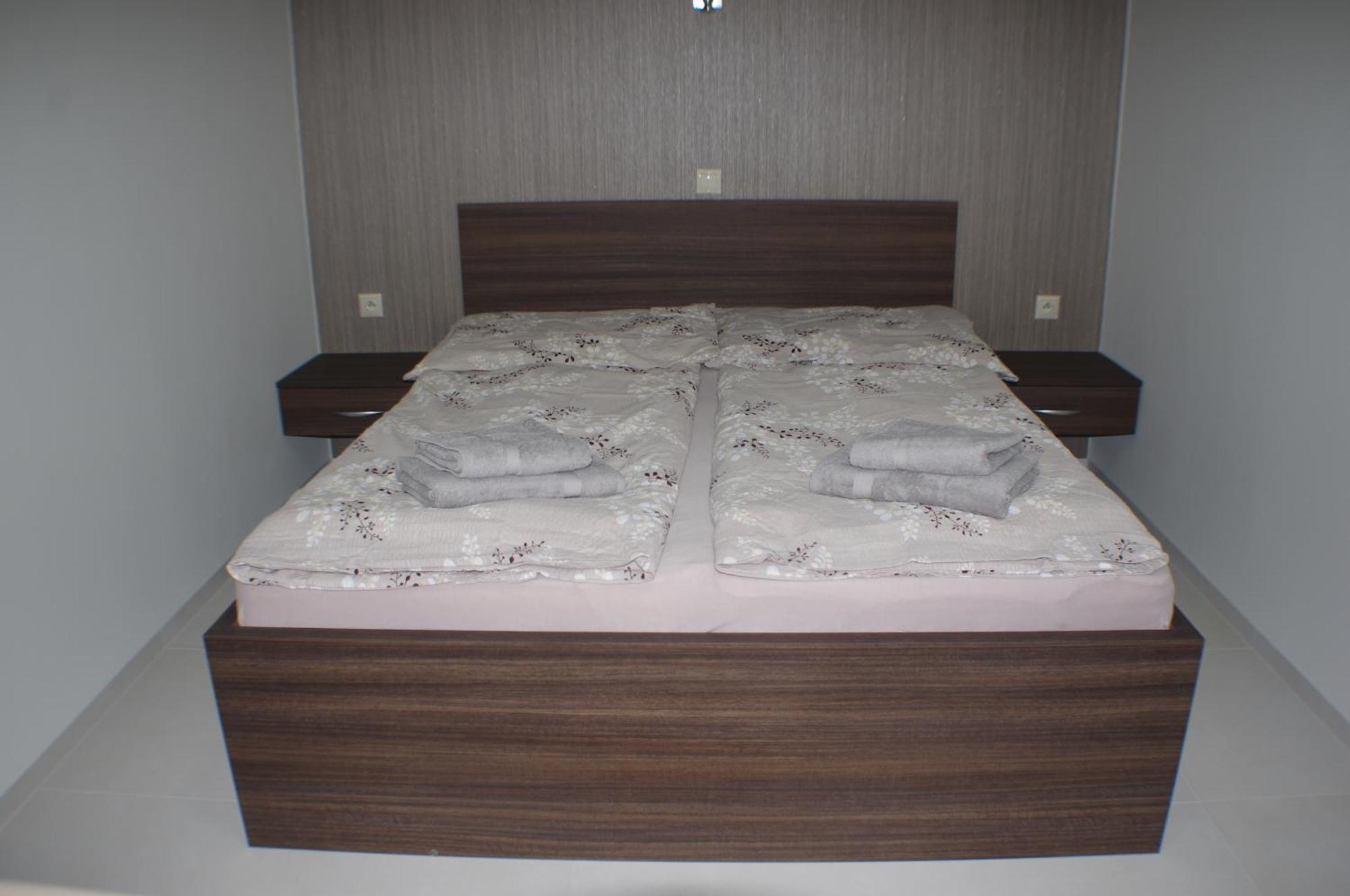 Vila Lexus Velky Meder Luaran gambar