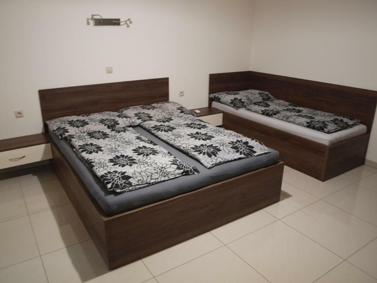 Vila Lexus Velky Meder Luaran gambar
